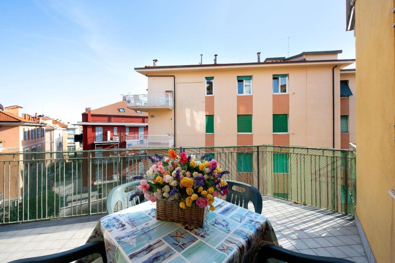 Appartement Trilocale Mazzini Con 2 Balconi à Varazze Extérieur photo